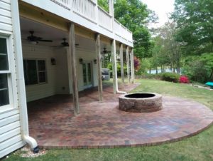 A fire pit in the middle of an outdoor patio.